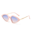 Geometrische rosa Sonnenbrille mit Verlaufsgläsern und goldenen Metallbügeln - Rosa Rahmen Verlauf Blaue Gläser