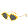 Moderne geometrische Sonnenbrille mit gelbem Rautenrahmen und dunkelgrauen Gläsern - Gelber Rahmen Graue Gläser
