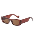 Retro rechthoekige zonnebril in donker amberrood met brede golvende pootjes - Thee Frame Thee Lenzen