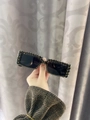 Detail einer quadratischen übergroßen Sonnenbrille mit handgesetzten schwarzen Strasssteinen - Einheitsgröße / Schwarzer Zirkonia