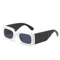 Lunettes de soleil rectangulaires blanches à monture épaisse et larges branches texturées - Monture Blanc Solide Verres Gris