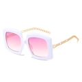 Weiße quadratische Sonnenbrille mit rosa Verlaufsgläsern und Goldkettenbügeln - Weißer Rahmen Lila Rosa Linse