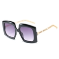 Quadratische Cat-Eye-Sonnenbrille mit schwarzen Rahmen und goldenen Kettenbügeln - Schwarzer Rahmen Doppelt Graue Linse