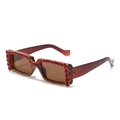 Luxuriöse dunkelrote rechteckige Sonnenbrille mit handgesetzten Kristallen - Einheitsgröße / Dunkeltee-Strass