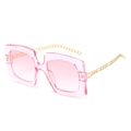 Schicke rosa quadratische Sonnenbrille mit goldenen Metallkettenbügeln im 45-Grad-Winkel - Rosa Rahmen / Rosa Gläser