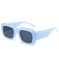 Modische Oversize-Rechteck-Sonnenbrille in Hellblau mit dickem Rahmen und dunklen Gläsern - Auf Lager / Standard (inkl. 13 % MwSt.) blauer Rahmen graue Gläser