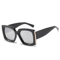 Lunettes de soleil carrées chic en noir brillant avec accents dorés sur les branches - Taille Standard / Monture Noire Miroir Argent
