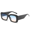 Schicke schwarze Sonnenbrille mit breitem Rahmen und blau-orangen Verlaufsgläsern - Auf Lager / Standard Brille mit schwarzem Rahmen und blau-gelben Gläsern
