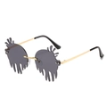 Grijze onregelmatige druppelvormige zonnebril met een stijlvol goudkleurig metalen frame - Gouden Frame Grijze Lens