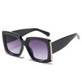 Lunettes de soleil carrées noires avec verres dégradés violets et détails dorés aux branches - Taille Standard / Monture Noire Double Verre Gris