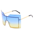 Occhiali da sole oversize quadrati con lenti sfumate blu-gialle e aste in metallo oro - Montatura Dorata Lente Sfumata Blu Giallo