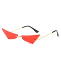 Lunettes de soleil œil de chat avant-garde avec verres triangles rouges et monture dorée - Monture Dorée Verres Rouges