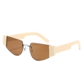 Modische quadratische Sonnenbrille mit braunen Gläsern und cremefarbenen breiten Bügeln - Auf Lager / Standard (Inkl. 13 % MwSt.) Cremeweißer Rahmen / Braune Gläser
