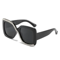 Lunettes de soleil carrées oversize avec détails luxueux en strass en S sur monture noire - Monture Noire / Verres Noirs
