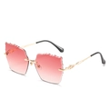 Lunettes de soleil sans bord à bords ondulés avec verres dégradés roses et branches dorées - Monture Dorée Rouge Dégradé