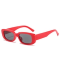 Occhiali da sole retrò con montatura ovale rosso acceso e lenti grigio scuro - Montatura Rossa Lenti Grigie