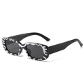 Lunettes de soleil rectangulaires noires avec motifs graffiti blancs sur le devant - Monture Mouchetée Noire Verres Gris