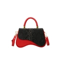 Borsa a scatola rossa con patta in serpente nero e base ondulata dal design unico - Rosso