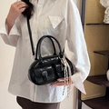 Sac bowling chic en cuir noir brillant avec poignées doublées et breloque cordelette - Sans Pendentif / Noir