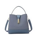 Bolso tipo cubo de mezclilla azul para mujer con ribete de cuero y herrajes dorados - Bolso Individual / Azul