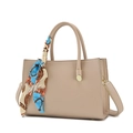 Sac fourre-tout beige en cuir à motif litchi avec foulard en soie décoratif sur l'anse - Poche zippée