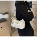 Borsa a spalla in pelle bianca lucida con fiocco, ciondolo di perle e dettagli argento - Bianco Sporco