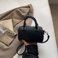 Schwarze Mini-Boston-Tasche in Kissenform mit Lychee-Lederstruktur und Gurt - Schwarz ohne Anhänger