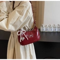 Elegante borsa a spalla rosso vino con fiocco, perle e ciondolo a cuore in pelle - Borgogna