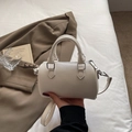 Weiße Zylindertasche aus Leder mit Lychee-Muster, silbernen Beschlägen und Gurt - Cremeweiß (Ohne Anhänger)