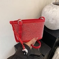 Rode schoudertas van generfd leer met zilveren klinknagels en hartvormige hanger - Rood