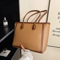 Bolso tote grande minimalista en cuero marrón claro para oficina con estilo - Caqui