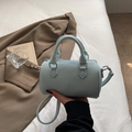 Mini sac boston cylindrique bleu clair en cuir litchi avec détails argentés - Bleu Sans Pendentif