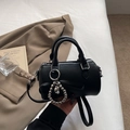 Sac Boston noir en cuir grainé avec nœud en ruban et breloque en perles argentées - Noir Avec Pendentif