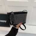 Zwarte kiezellederen crossbodytas met zilveren studs en verstelbare schouderriem - Zwart