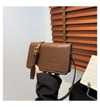 Dettaglio della borsa vintage in pelle marrone con cuciture a triplo strato e fibbie metalliche - Marrone