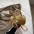 Sac Boston en cuir jaune gingembre avec texture litchi et élégante breloque nœud - Jaune avec pendentif