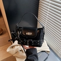 Borsa a tracolla nera lucida retrò con fibbia e chiusura a girello in argento - Nero