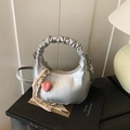 Sac à main croissant argenté avec poignée plissée et détail de breloque coeur rose - Sans Pendentif / Argenté