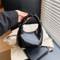 Sac à main demi-lune noir chic avec poignée nuage froncée et texture brillante - Sans Pendentif / Noir