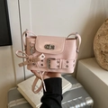 Borsa a tracolla rosa con cinturino a occhielli argentati e chiusura a scatto - Rosa
