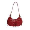 Borsa hobo chic in vernice rossa con multitasche in stile punk e dettagli dorati - Rosso