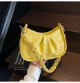 Detail van gele geplooide leren hobo tas met geweven riem en zilverkleurige hardware - Geel
