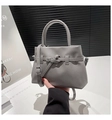 Bolso trapezoidal gris con textura de cuero granulado y correa ajustable - Gris