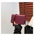 Borsa a tracolla quadrata bordeaux lucido con cuciture rettangolari e cinturino fine - Rosso