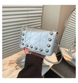 Borsa a tracolla argento trapuntata con borchie metalliche e motivo geometrico - Argento