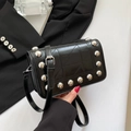 Borsa a tracolla nera quadrata con borchie argentate e cuciture geometriche trapuntate - Nero