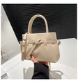 Bolso de mano chic beige crema con grano lichi, correa ajustable y detalles plateados - Caqui