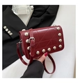 Piccola borsa a tracolla bordeaux minimalista con borchie d'argento e cuciture geometriche - Rosso