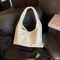 Sac à bandoulière hobo minimaliste en cuir verni blanc crème avec une finition brillante - Blanc Cassé