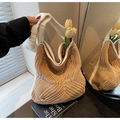 Détail du sac fourre-tout en tricot ajouré avec motifs marrons et large bandoulière blanche - Kaki